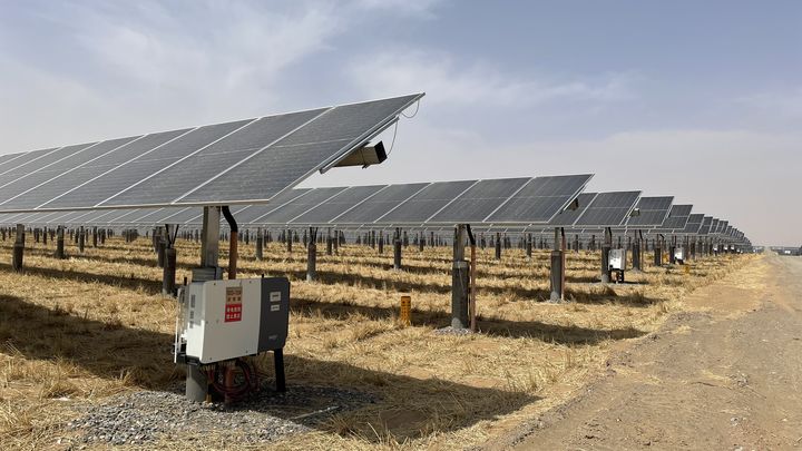 Parc de panneaux solaires dans le désert de Tengri (province du Ningxia) - Juin 2023 (SEBASTIEN BERRIOT / RADIO FRANCE)