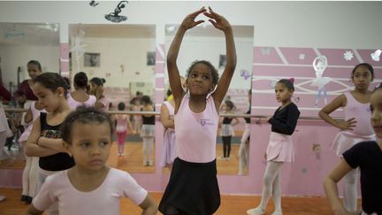 &nbsp; (Un cours de ballet dans une favela de Sao Paulo, août 2014 © Andre Penner/AP/SIPA)