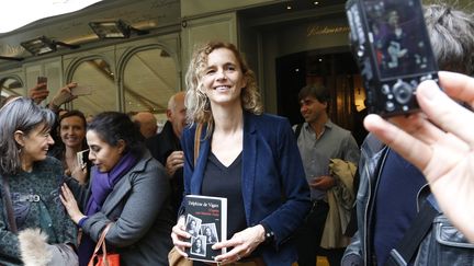 Delphine de Vigan pose avec son roman "D'après une histoire vraie", lors de la remise du prix Renaudot, le 3 novembre 2015 à Paris. (FRANCOIS GUILLOT / AFP)