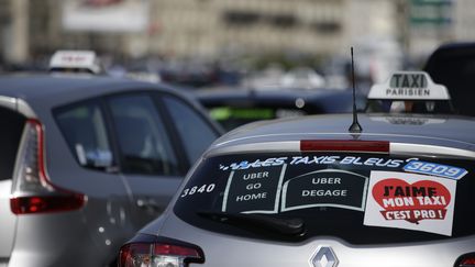 Des taxis bloquent la porte Maillot, &agrave; Paris, le 25 juin 2015. (KENZO TRIBOUILLARD / AFP)