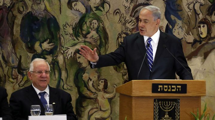 Le Premier ministre isra&eacute;lien, Benyamin&nbsp;Netanyahu, f&eacute;licite&nbsp;Reuven Rivlin&nbsp;&agrave; la Knesset apr&egrave;s son &eacute;lection, le 10 juin 2014. (GALI TIBBON / AFP)