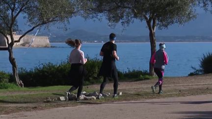 Pour contrebalancer les excès des fêtes de Noël, certains ont fait le choix de reprendre le sport, ou du moins de faire une détox.