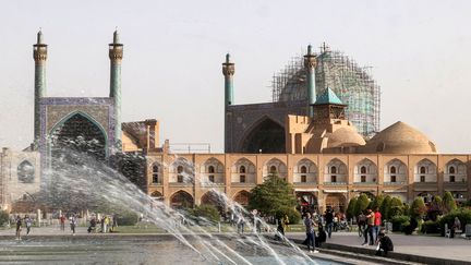 Restauration de la&nbsp;mosquée royale d'Ispahan, en Iran, 17 mai 2022 (ATTA KENARE / AFP)