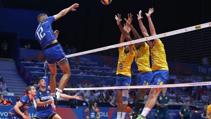 Les Bleus ont su faire le dos rond pour l'emporter dans le tie break.  (CHIBANE / MAXPPP)