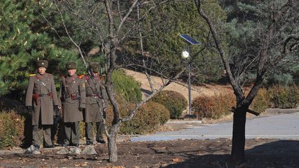 Des militaires nord-coréens dans la zone démilitarisée entre le Nord et le Sud, le 27 novembre 2017. (AFP)