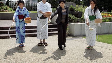 Le ministre de l'Environnement japonais en habit traditionnel estival pour promouvoir le "cool biz".&nbsp; (TOSHIFUMI KITAMURA / AFP)