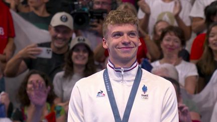 Revivez l'émotion immense de la première médaille olympique en 400m 4 nages de Léon Marchand, lors de son podium et de la Marseillaise.