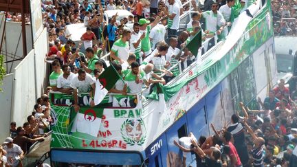 Avec le Costa Rica, l'Alg&eacute;rie est l'autre grande surprise du Mondial. A leur retour &agrave; Alger, les Fennecs sont acclam&eacute;s par leurs supporters,&nbsp;le 2 juillet.&nbsp; (AMER OUALI / AFP)