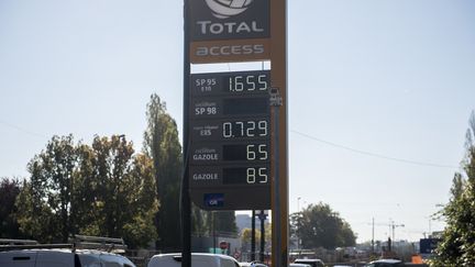 Une station d'essence affiche les prix du carburant à Paris (Ile-de-France) le 16 octobre 2021. (MAGALI COHEN / HANS LUCAS)