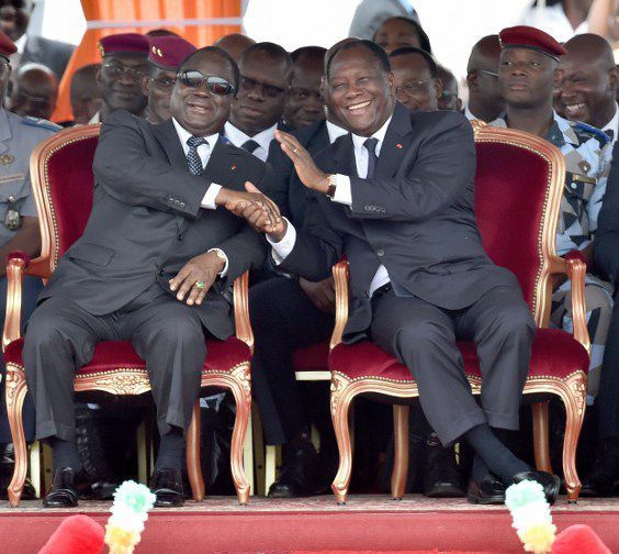 Le président ivoirien Alassane Ouattara (à droite) et son prédécesseur et désormais allié, Henri Konan Bédié (à droite), lors de l'inauguration du pont Philippe Grégoire Yace le 21 mars 2015.  (AFP/ISSOUF SANOGO)