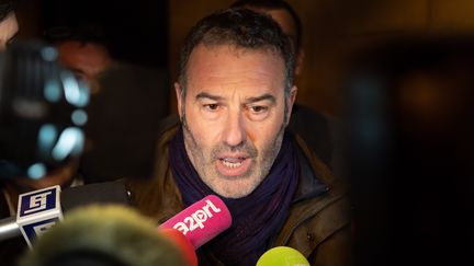 Christophe Chalençon, membre des "gilets jaunes libres", s'exprime après sa rencontre avec Edouard Philippe, le 7 décembre 2018.&nbsp; (JACQUES WITT / SIPA)