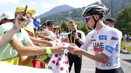 Avec Tadej Pogacar, ici au départ de la 17e étape, la formation étatique UAE-Emirates dispose depuis quatre ans d'une énorme visibilité sur le Tour de France. (AFP)