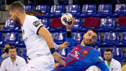 Le Parisien Luka Karabatic est pris en défense par le Barcelonais Janc, lors du match entre le FC Barcelone et le PSG le 21 octobre 2021. (MAXPPP)