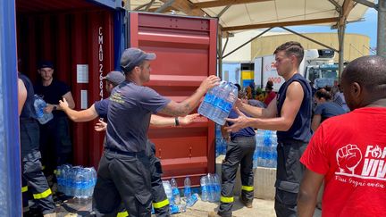 Beaucoup d’habitants manquent encore d'eau une semaine après le passage du cyclone Chido à Mayotte. Des packs ont été distribués à Mamoudzou et notamment dans le quartier défavorisé de Kawéni. Et les distributions vont s'intensifier, promettent les autorités.