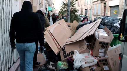 Des ordures sur un trottoir d'Avignon le 12 février 2018. (MAXPPP)