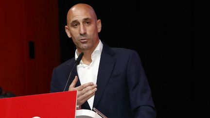 Le président de la RFEF, Luis Rubiales, lors de l'assemblée générale extraordinaire convoquée par la Fédération espagnole, le 25 août 2023. (EIDAN RUBIO / AFP)