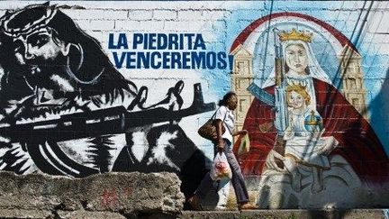 Venezuela 2010. L'AK-47 transformé en image pieuse chrétienne. Fresque muraled'un quartier pauvre et militant de Caracas, la Piedrita. Au service d'un christ révolutionnaire au pays d'Hugo Chavez. (Miguel Guttierez/AFP)