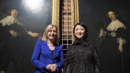 La ministre de l'Education des Pays-Bas Jet Bussemaker et la ministre française de la Culture Fleur Pellerin, le 1er février 2016, devant les deux Rembrandt.
 (Bart Maat / ANP / AFP)