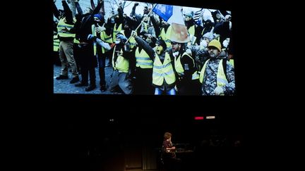 La scène de la pièce "Retour à Reims" où des images des manifestations des "gilets jaunes" sont diffusées.&nbsp; (THOMAS SAMSON / AFP)