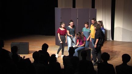 Un groupe d'adolescentes interprètent la pièce de théâtre "Les Blessures" pour libérer la parole. (France 3)