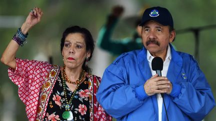 Le président Daniel Ortega et la vice-présidente (qui est aussi son épouse), Rosario Murillo, lors d'une mobilisation des pro-gouvernement, à Managua, le 7 juillet 2018. (MARVIN RECINOS / AFP)