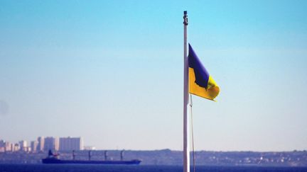 Un bateau dans le port d'Odessa (Ukraine), le 29 décembre 2022. (YULII ZOZULIA / NURPHOTO / AFP)