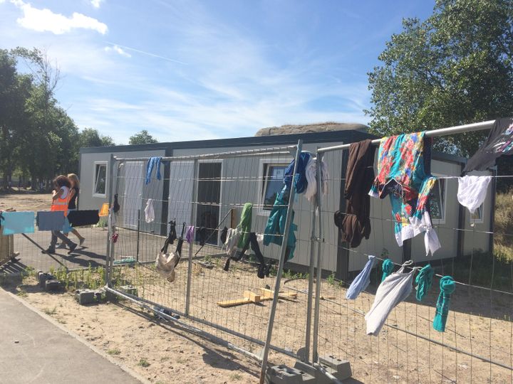 C'est dans ces préfabriqués que sont donnés les cours aux enfants de la "jungle" de Calais.&nbsp; (KOCILA MAKDECHE / FRANCEINFO)