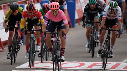 Le Danois Magnus Cort Nielsen devance sur la ligne le maillot rouge Primoz Roglic. (OSCAR DEL POZO / AFP)