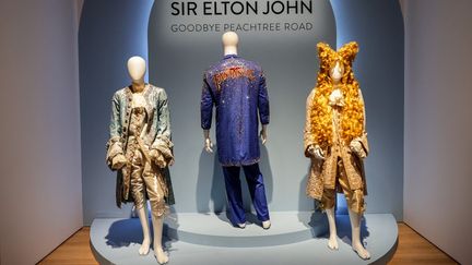 Costumes de scène d'Elton John mis aux enchères à New York. (SELCUK ACAR / ANADOLU / AFP)