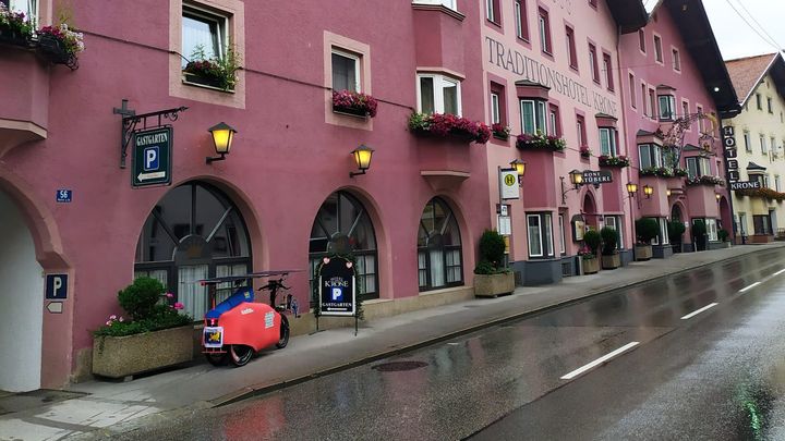 Pas toujours facile pour Daniele Gonano de garer son vélo solaire. (DANIELE GONANO)