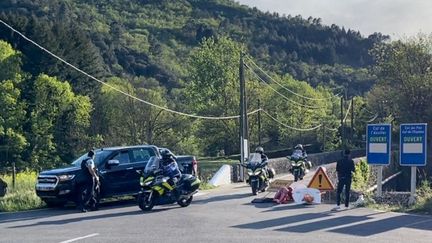 Des gendarmes mobilisés dans la traque de Valentin Marcone, suspect d'un double meurtre dans les Cévennes, le 12 mai 2021. (LUDOVIC LABASTROU / RADIO FRANCE)