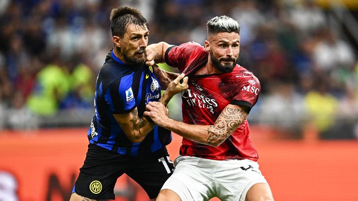 Olivier Giroud face à Francesco Acerbi lors du derby Inter-Milan AC, le 16 septembre 2023. (GABRIEL BOUYS / AFP)