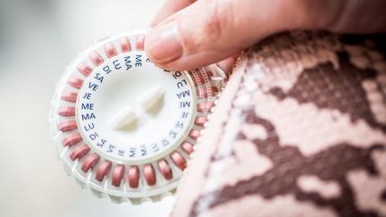 Une femme tient une plaquette de pilule contraceptive. (GARO / PHANIE)