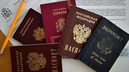 Des passeports européens, américain, russe. Photo d'illustration (- / AFP)