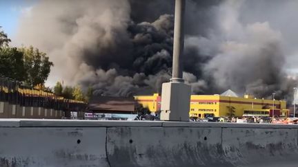 Un important incendie a ravagé un centre commercial près de Moscou, dimanche 8 octobre.&nbsp; (YOUTUBE / Alexei Kozlov)