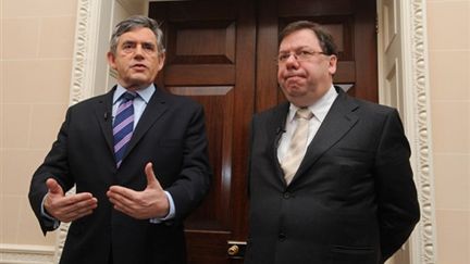 Gordon Brown et Brian Cowen lors d'une conférence de presse à Hillsborough (Irlande du Nord), le 27 janvier 2010. (AFP - Charles McQuillan)