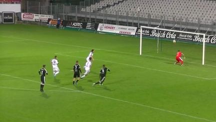 Jean-François Bédénik, gardien du Vannes OC (Morbihan), arrête un penalty de manière peu académique, le 1er octobre 2016. (VANNES OC)