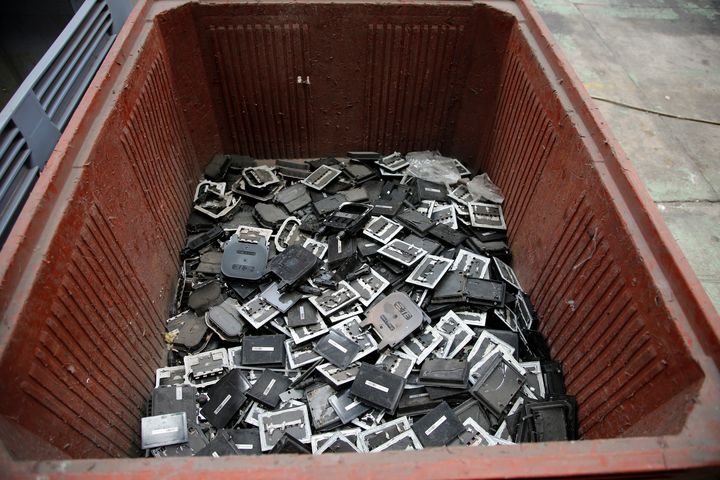 Des panneaux solaires sont collectés pour être recyclés à Rousset (Bouches-du-Rhône) le 25 juin 2018. (JEAN-PAUL PELISSIER / REUTERS)