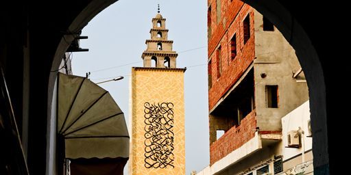 Le minaret de la mosquée Jara à Gabès peint par el Seed. Son oeuvre, qui couvre deux des quatre côtés de l'édifice, mesure 47 m de haut et 10 de large. (DafoxInDaBox)