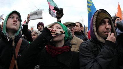 manifestant à Moscou pour l'arrêt des violences, le 14/11/2010 (AFP/Alexey Sazonov)