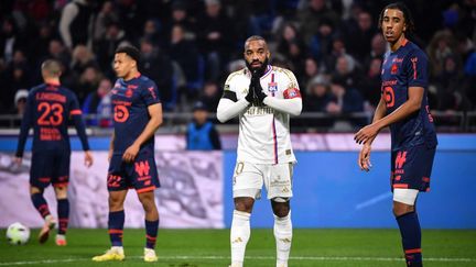 Alexandre Lacazette après avoir manqué une occasion contre le Losc, dimanche 26 novembre 2023. (ARNAUD FINISTRE / AFP)