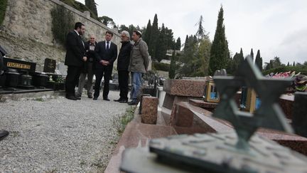 Le d&eacute;put&eacute;-maire de Nice (Alpes-Maritimes), Christian Estrosi,&nbsp;s'est rendu dans un cimeti&egrave;re de la ville le 23 mars 2012, o&ugrave; des tombes juives ont &eacute;t&eacute; profan&eacute;es. (FRANTZ BOUTON / MAXPPP)