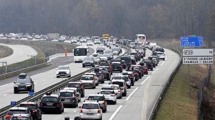 Des vacanciers pris par les bouchons sur l'autoroute A43, entre Chambéry et Albertville (Savoie), lors d'un précédent week-end de vacances d'hiver, le 24 février 2018. (JEAN-PIERRE CLATOT / AFP)