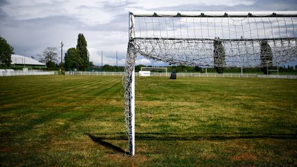 Un&nbsp;&nbsp;terrain de football d'un club de football amateur à Herblay,&nbsp;dans le Val-d'Oise, le 30 avril 2020 (photo d'illustration). (FRANCK FIFE / AFP)