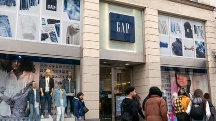 Un magasin de l'enseigne de prêt-à-porter Gap, à Paris, le 10 février 2023. (VALERIE DUBOIS / HANS LUCAS / AFP)