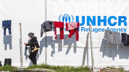 Une femme&nbsp;dans un camp du HCR, à la frontière entre la Macédoine et la Grèce, le 25 octobre 2015. (ROBERT ATANASOVSKI / AFP)