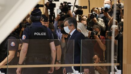 L'ancien Premier minictre François Fillon et son épouse Pénélope arrive au tribunal, le 29 juin 2020, à Paris. (THOMAS SAMSON / AFP)