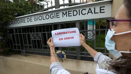 Grève dans les laboratoire, à Sainte-Maxime, le 9 novembre 2022. (PHILIPE ARNASSAN / MAXPPP)