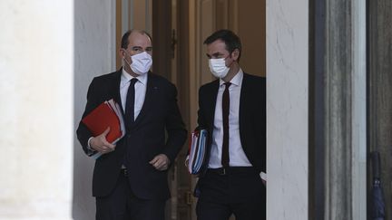 Le Premier ministre Jean Castex et le ministre de la Santé Olivier Véran à la sortie du Conseil des ministres (17 février 2021). (S?BASTIEN MUYLAERT / MAXPPP)