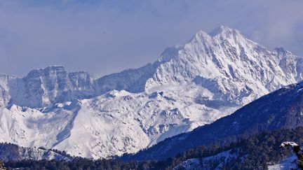 Des sommets de l'Himalaya,&nbsp;Trishul , Nanda Devi et Chaukhamba en Inde, le 8 mars 2019. (VISHAL BHATNAGAR / NURPHOTO / AFP)